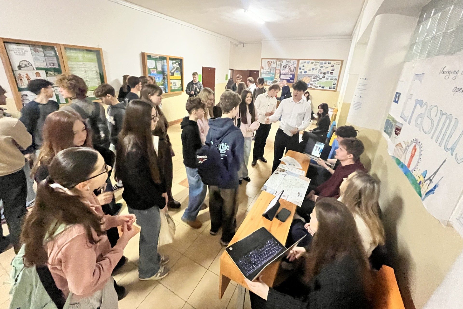 25CZ-A2-SK-GymnaziumJanaAdamaRaymana-TimeaDadovska-1