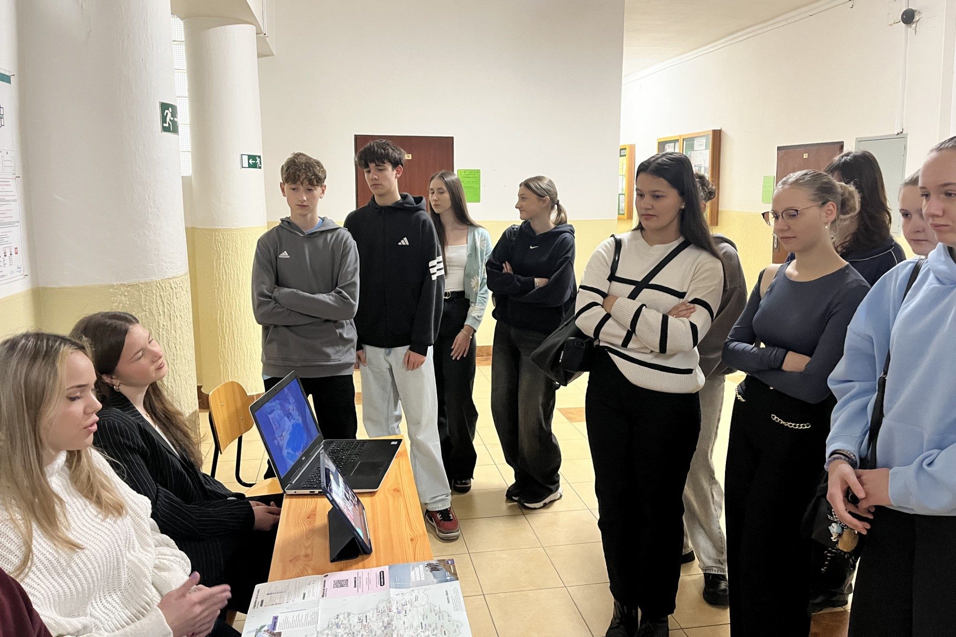 25CZ-A2-SK-GymnaziumJanaAdamaRaymana-TimeaDadovska-3